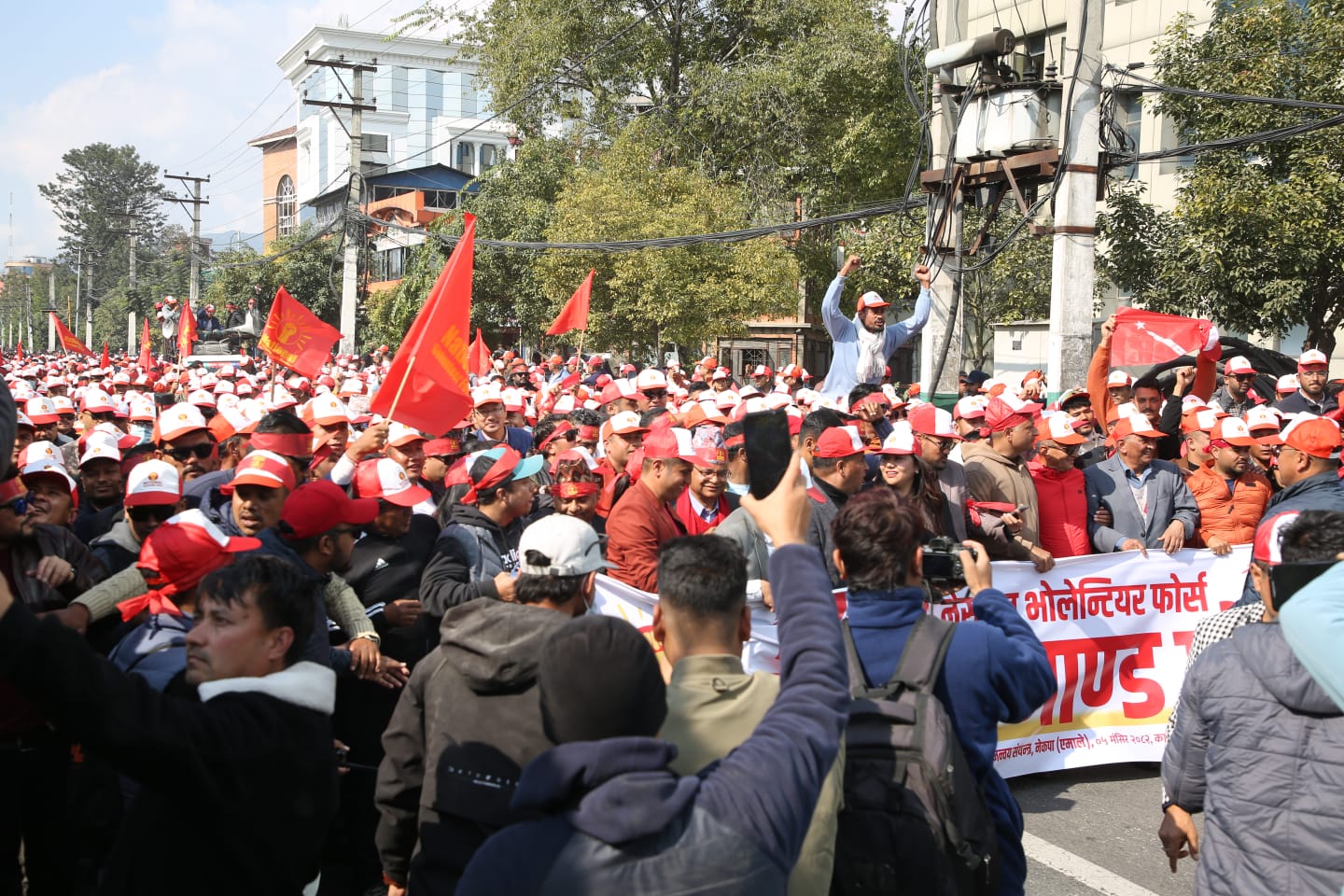 आज नेकपा एमालेले वृहत्त जनप्रदर्शन गर्दै