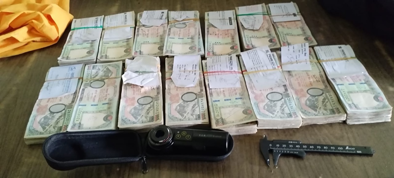 स्रोत नखुलेको १५ लाखसहित चार जना प्रहरी नियन्त्रणमा