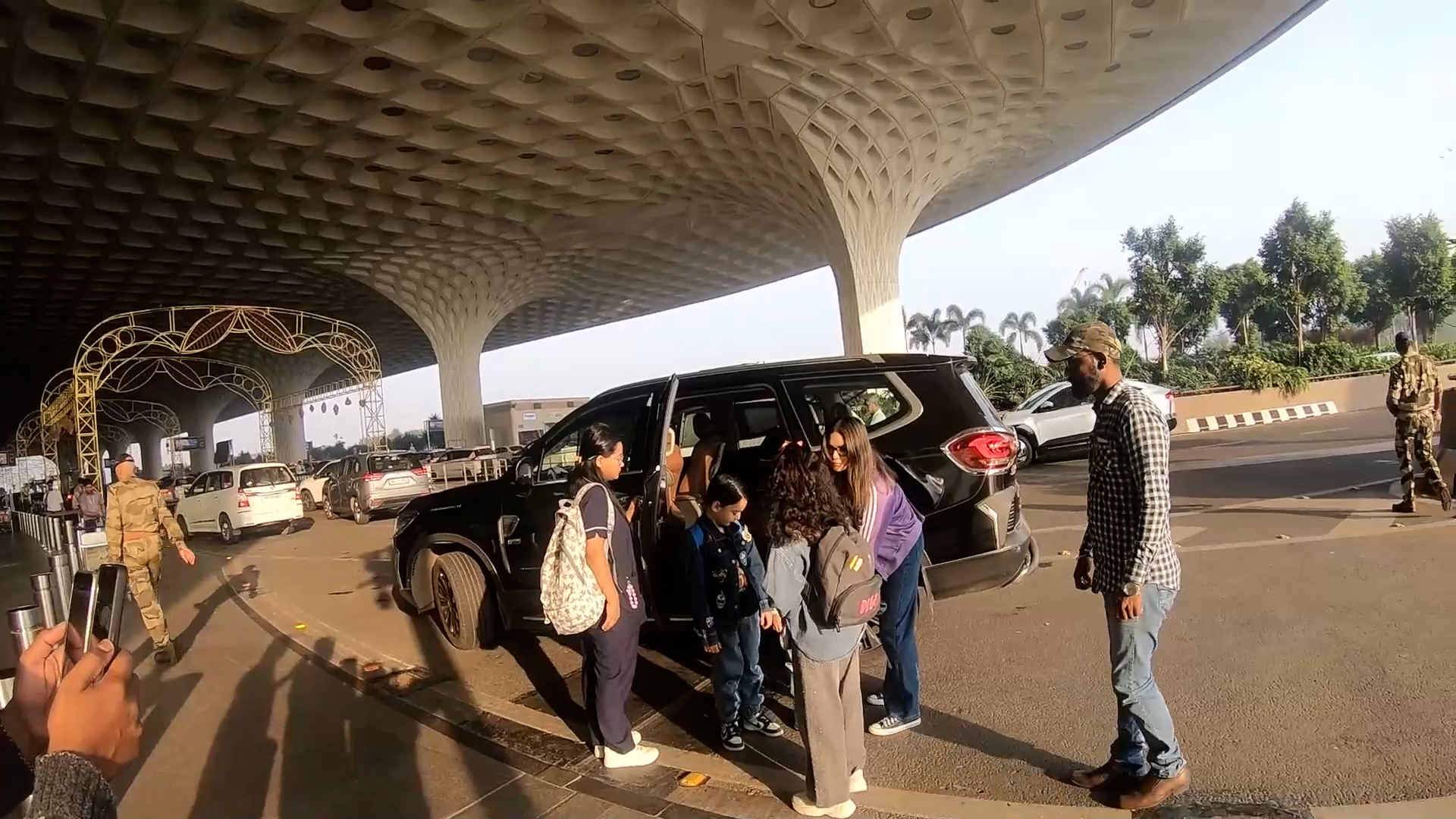 बालबच्चा सम्हाल्दै सन्नी लियोन