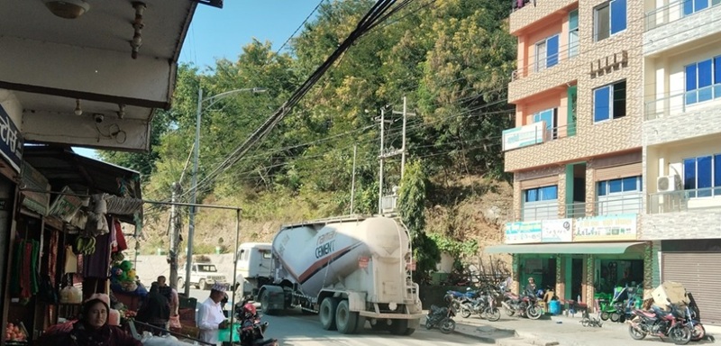 ठेक्का सम्झौता तोडिएपछि मरिण डाइभर्सनबाट सामग्री उठाउँदै निर्माण कम्पनी