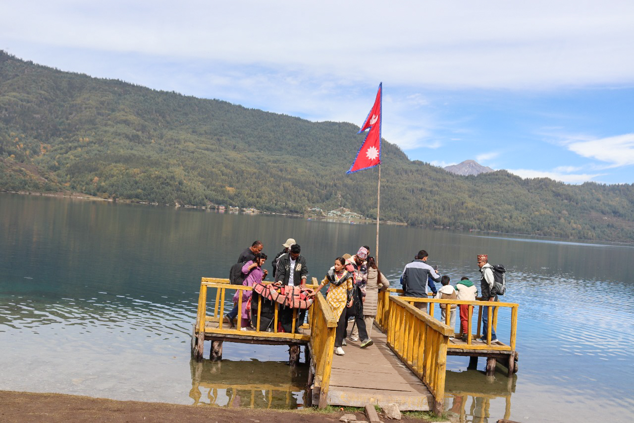 रारा तालमा पर्यटकको भीड, सल्लयरी बजारमा सवारी साधनको चाप (तस्विरहरू)