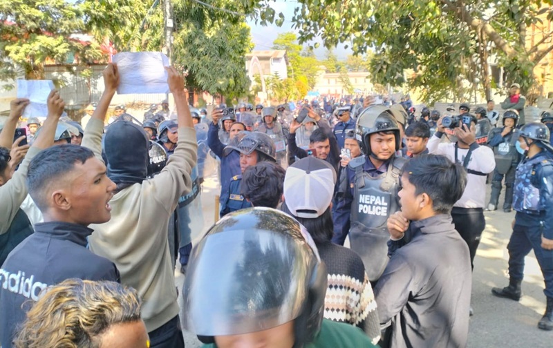 हलभित्र कार्यक्रम, बाहिर महेश बस्नेतविरुद्ध नाराबाजी