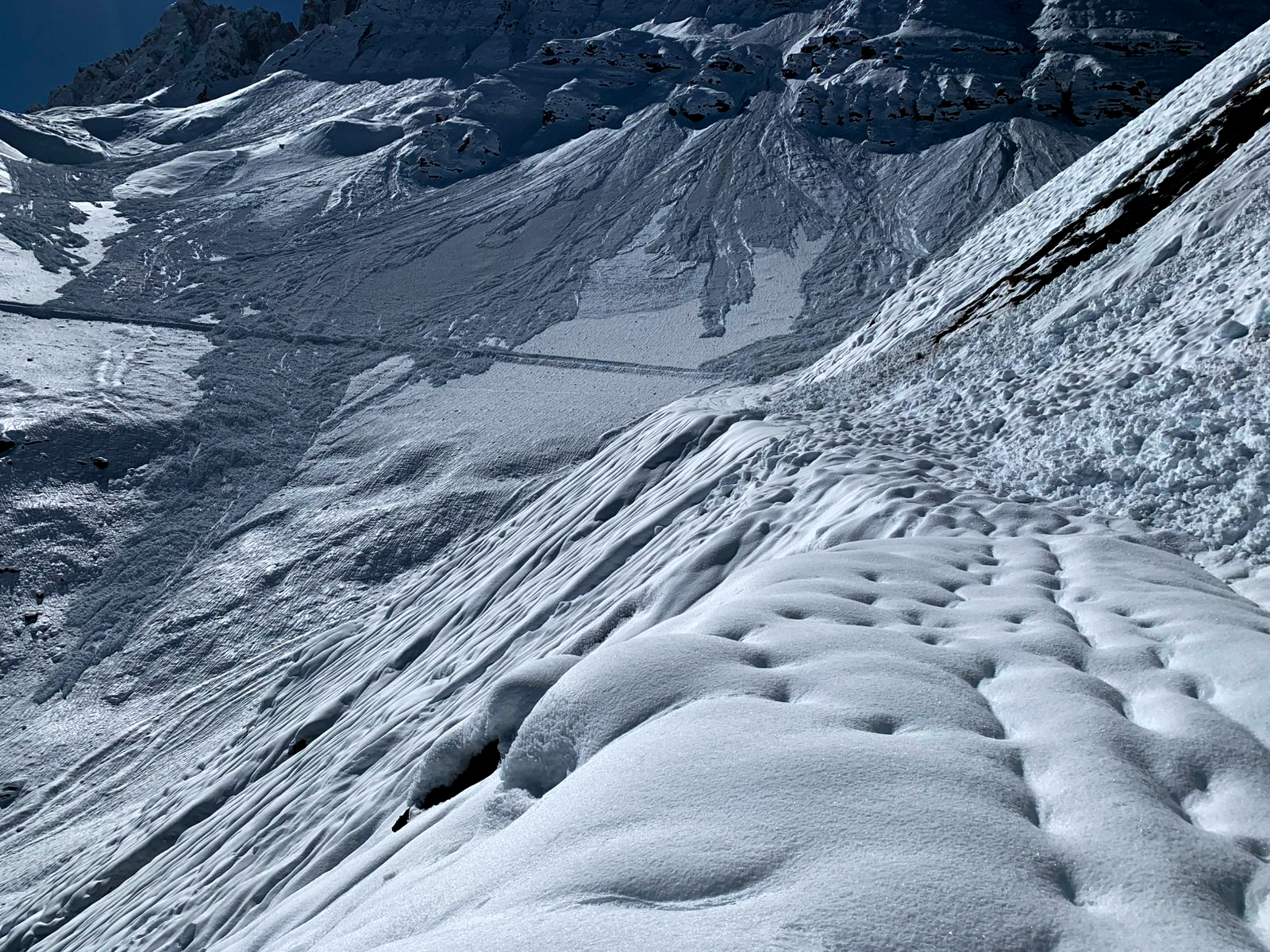 हिउँ जम्दा मुस्ताङको साङ्ता जाने बाटो अवरुद्ध (तस्बिरहरू)