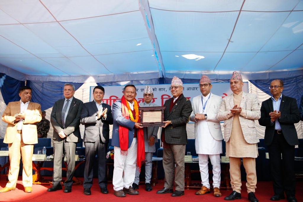 राष्ट्रिय कर दिवस : नेपाल दूरसञ्चार प्राधिकरणदेखि भाटभटेनी सुपर मार्केटसम्म सम्मानित