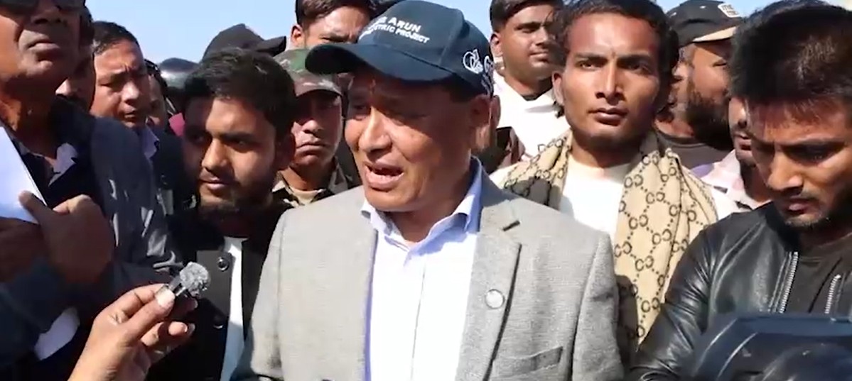 ऊर्जामन्त्री घिसिङले गरे कमला नदीमा निर्माणाधिन पुलको अवलोकन