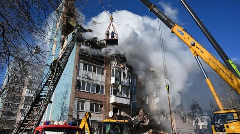 पश्चिमी युक्रेनमा रुसको भीषण आक्रमण, बालबालिकासहित २५ जनाको मृत्यु