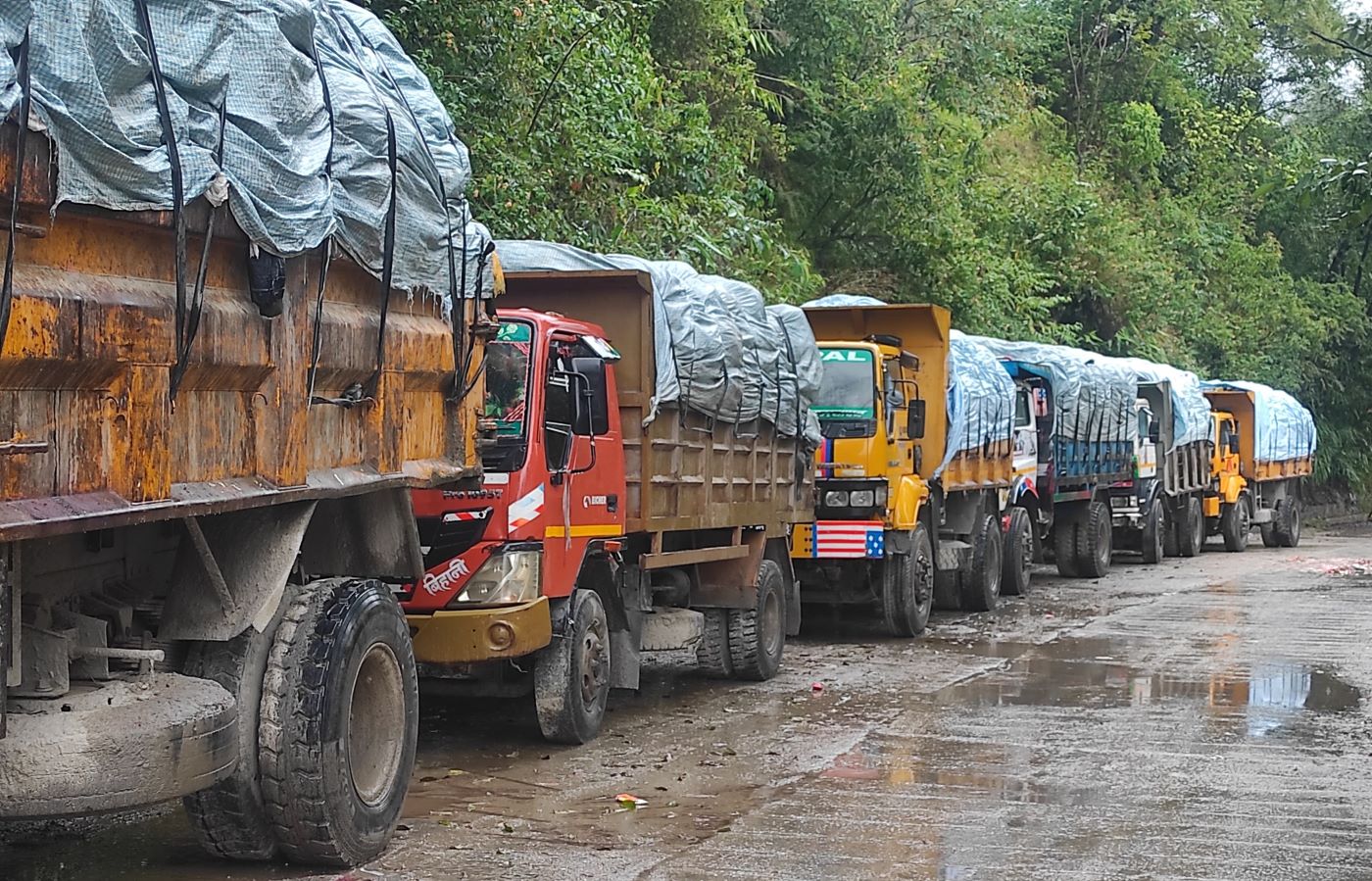 बञ्चरेडाँडामा फोहर बोकेका गाडी जान थाले