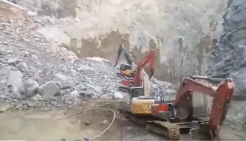 सोनभद्रमा ढुङ्गा खानी भत्किँदा धेरै मानिसहरू पुरिए