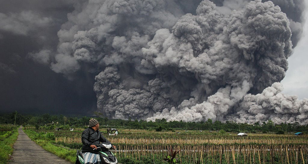 इन्डोनेसियाको सेमेरु ज्वालामुखीमा ठूलो विस्फोट, १३ किलोमिटरसम्म खरानी फैलियो