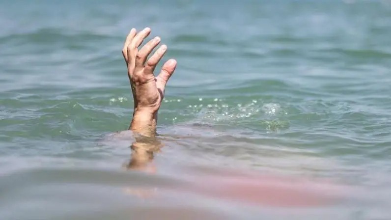 समुद्रमा २६ घण्टा पौडिएर बाँचेका शिव भन्छन् ‘जति पौडिन्थें, उही ठाउँमा अड्किएको छु जस्तो लाग्थ्यो’