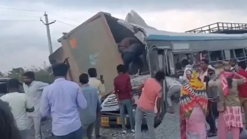 बस र ट्रक ठोक्किँदा १९ जनाको मृत्यु