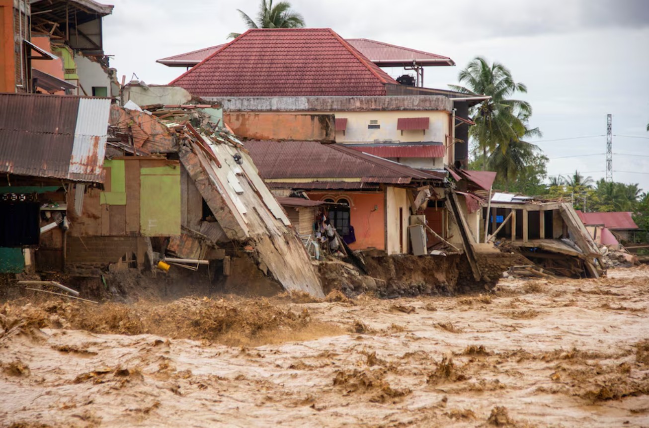इन्डोनेसियामा बाढी र पहिरोमा परेर मृत्यु हुनेको सङ्ख्या १६४ पुग्यो