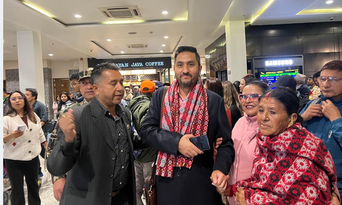 सञ्चारमन्त्री खरेल स्वदेश फिर्ता