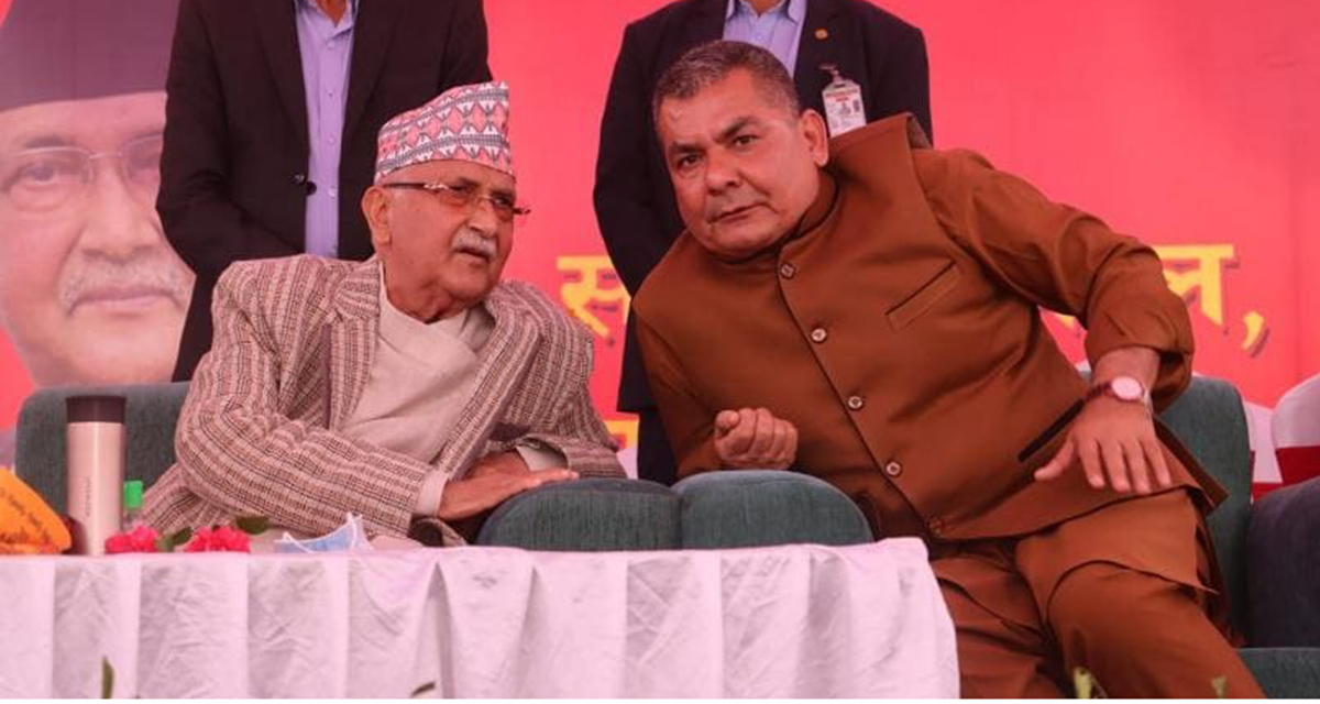 दुर्गा प्रसाईंलाई काखी च्यापेर ओलीको च्याँखे: ‘दुश्मन का दुश्मन दोस्त होता है’