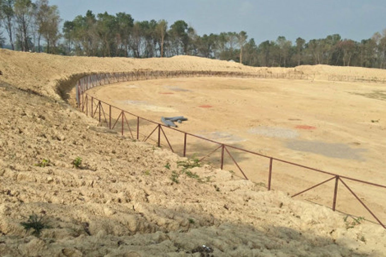 गिज्याइरहेको अधुरो क्रिकेट मैदान