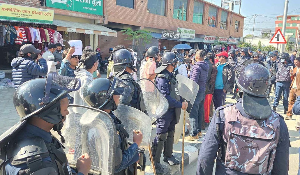 महेश बस्नेत पुग्ने भएपछि धनगढीमा प्रदर्शन