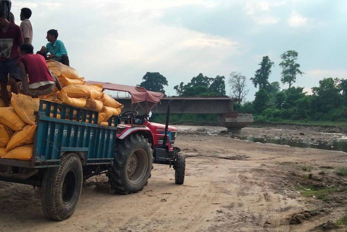 कृष्णपुरको दोमिल्ला खोलामा पुल नहुँदा स्थानीय बासिन्दा सास्ती खेप्दै