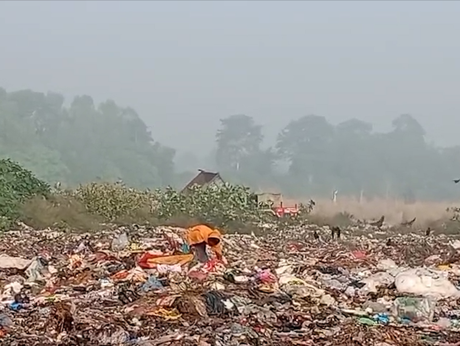 फोहोर व्यवस्थापनमा हेलचेक्र्याइ : नदीलाई डम्पिङ साइट बनाउँदा बस्तीमा असर