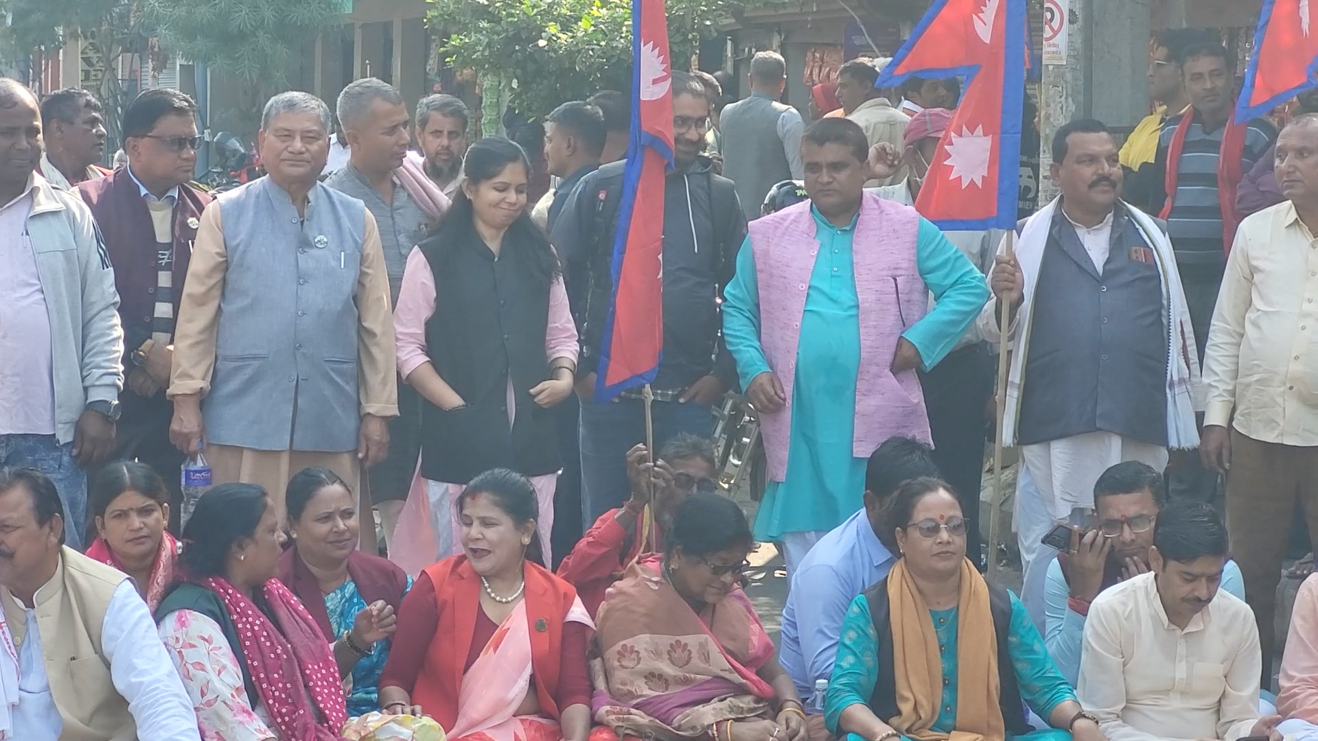 जनकपुरमा राष्ट्रिय झण्डासहित सात राजनीतिक दलको प्रदर्शन