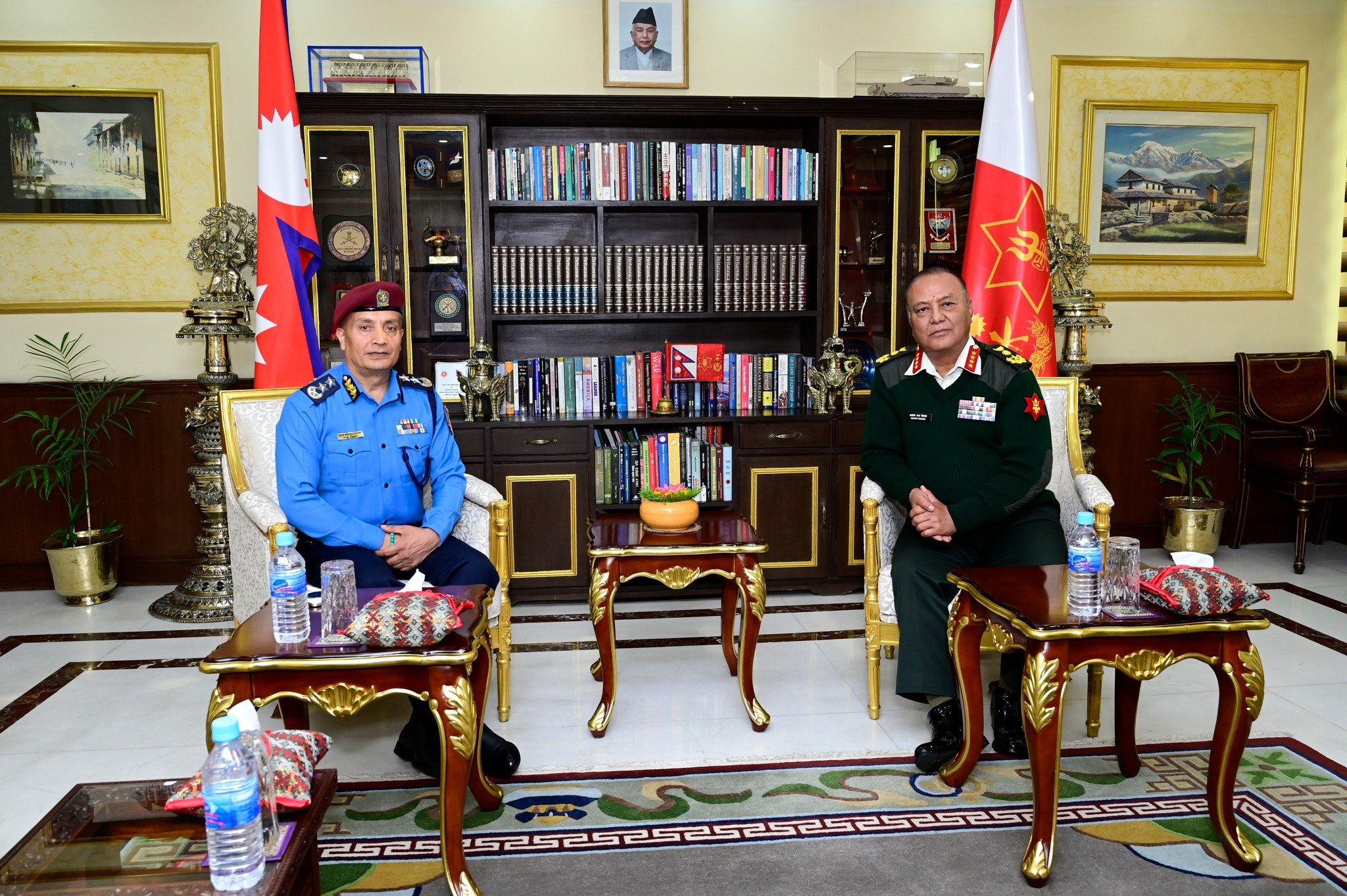 प्रहरी महानिरीक्षक कार्की र प्रधान सेनापति सिग्देलबीच शिष्टाचार भेट
