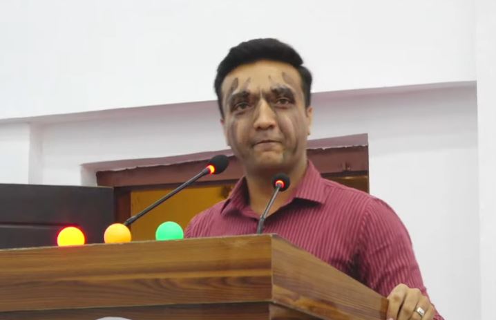 सांसद रहबर अन्सारीले आफ्नै अनुहारमा दले कालोमोसो