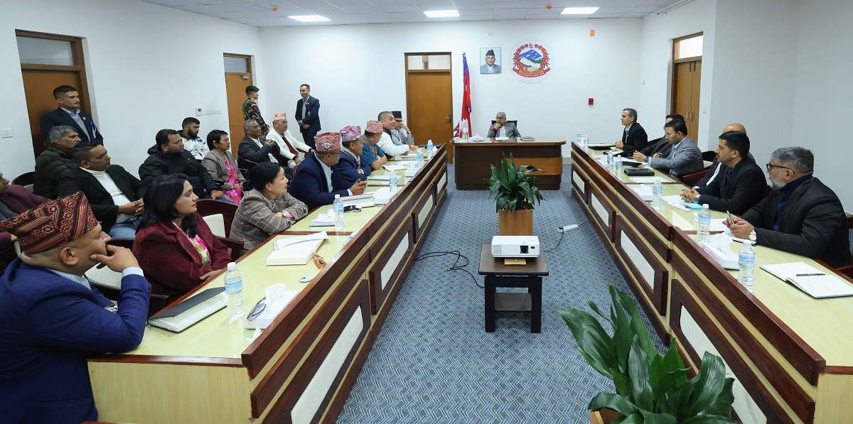 प्रधानमन्त्री र दुर्गा प्रसाईंबीच छलफल