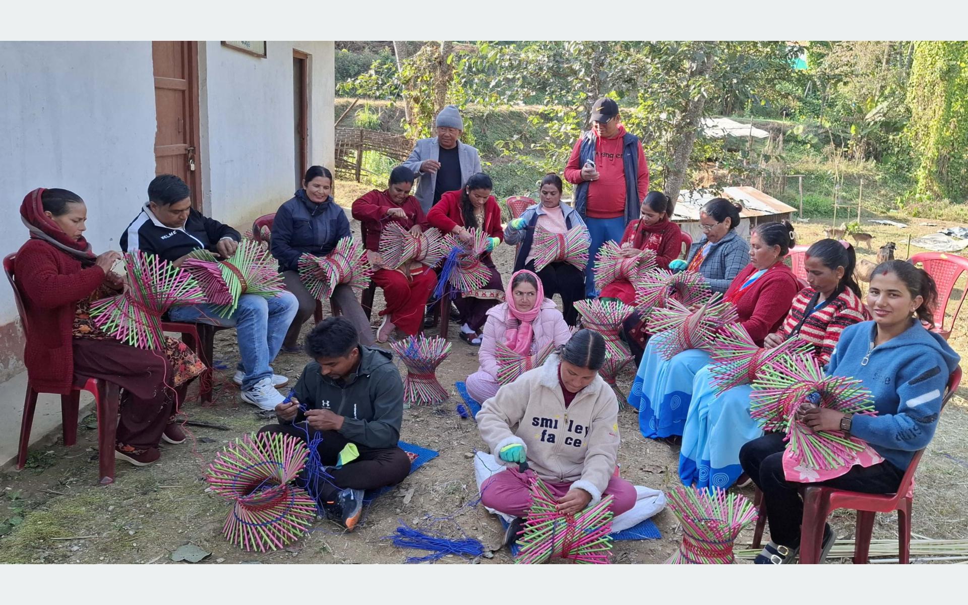 आफ्नै ठाउँमा व्यावसायिक बन्न मुढा बनाउने सीप सिक्दै दिक्तेलका महिला