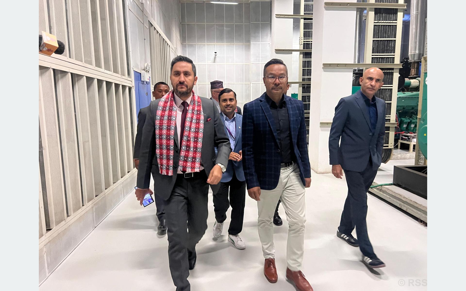 सञ्चारमन्त्री खरेलद्वारा एनसेल कार्यालय अवलोकन