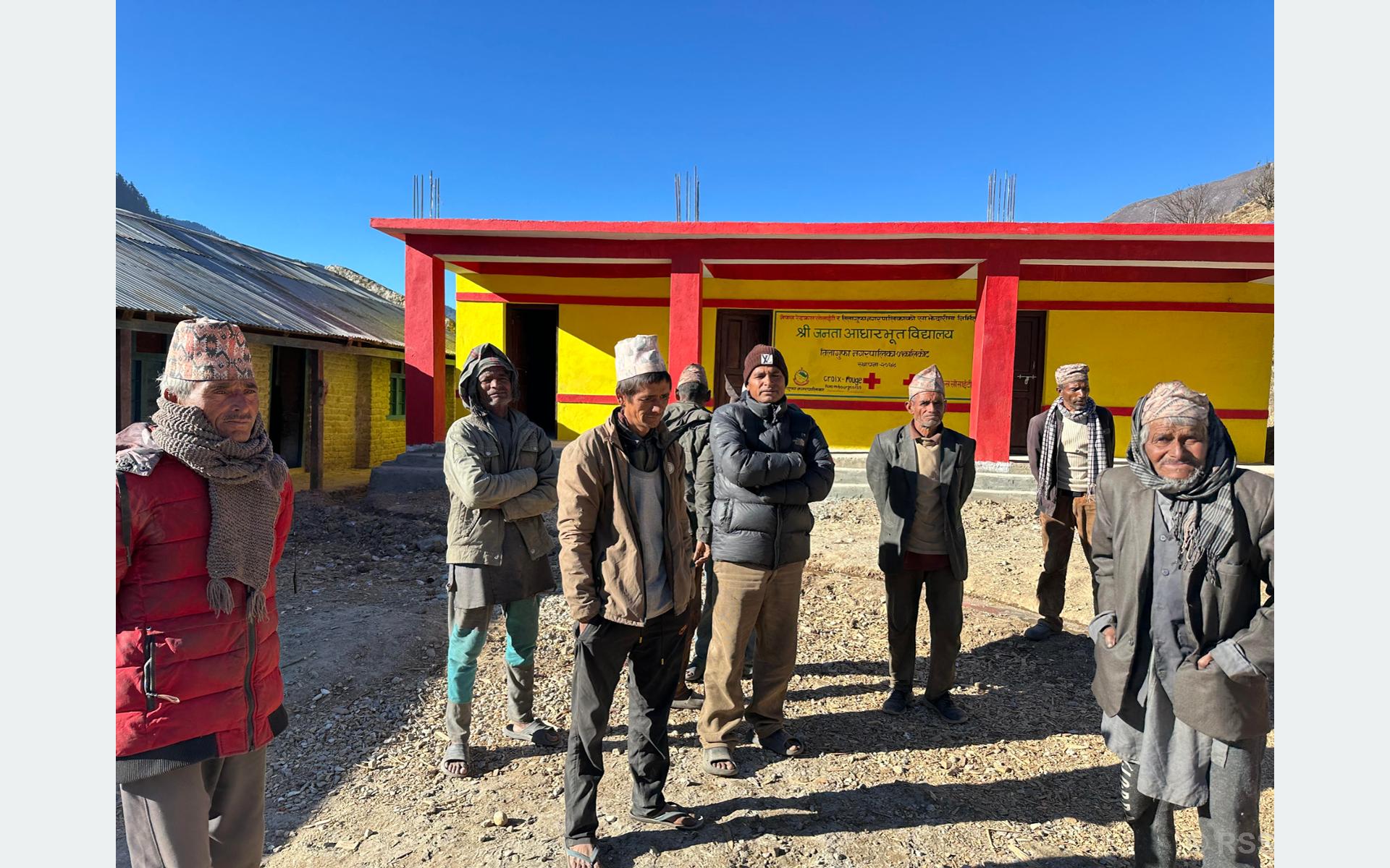 बालबालिकाले पक्की भवनको कक्षा कोठामा बसेर पढ्न पाउँदा…