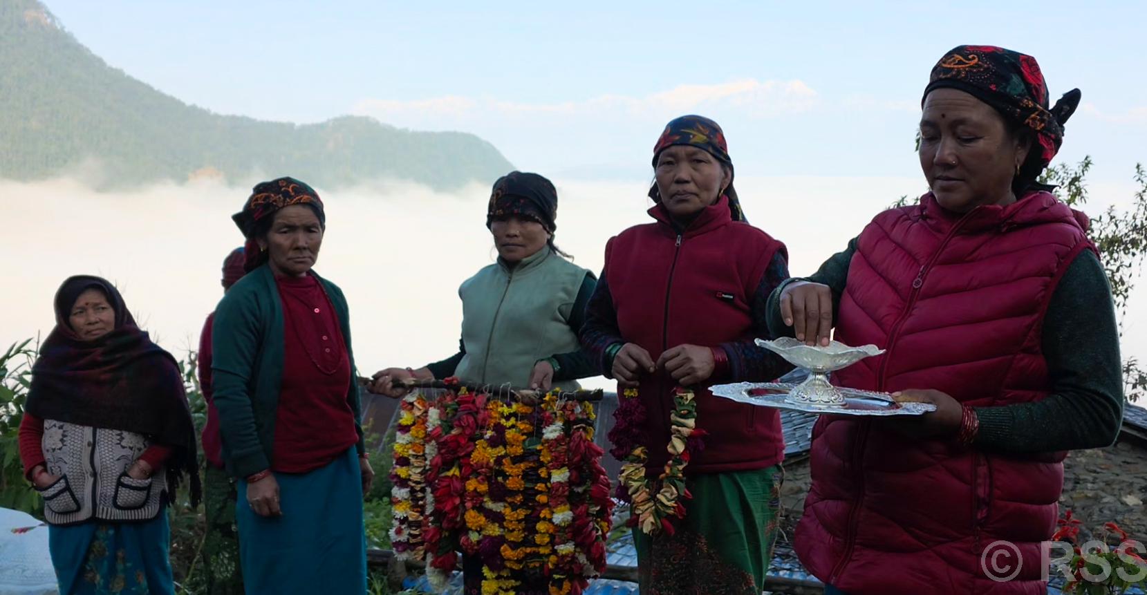 घरबासले फेरिँदै कोरिखाका महिलाको दैनिकी