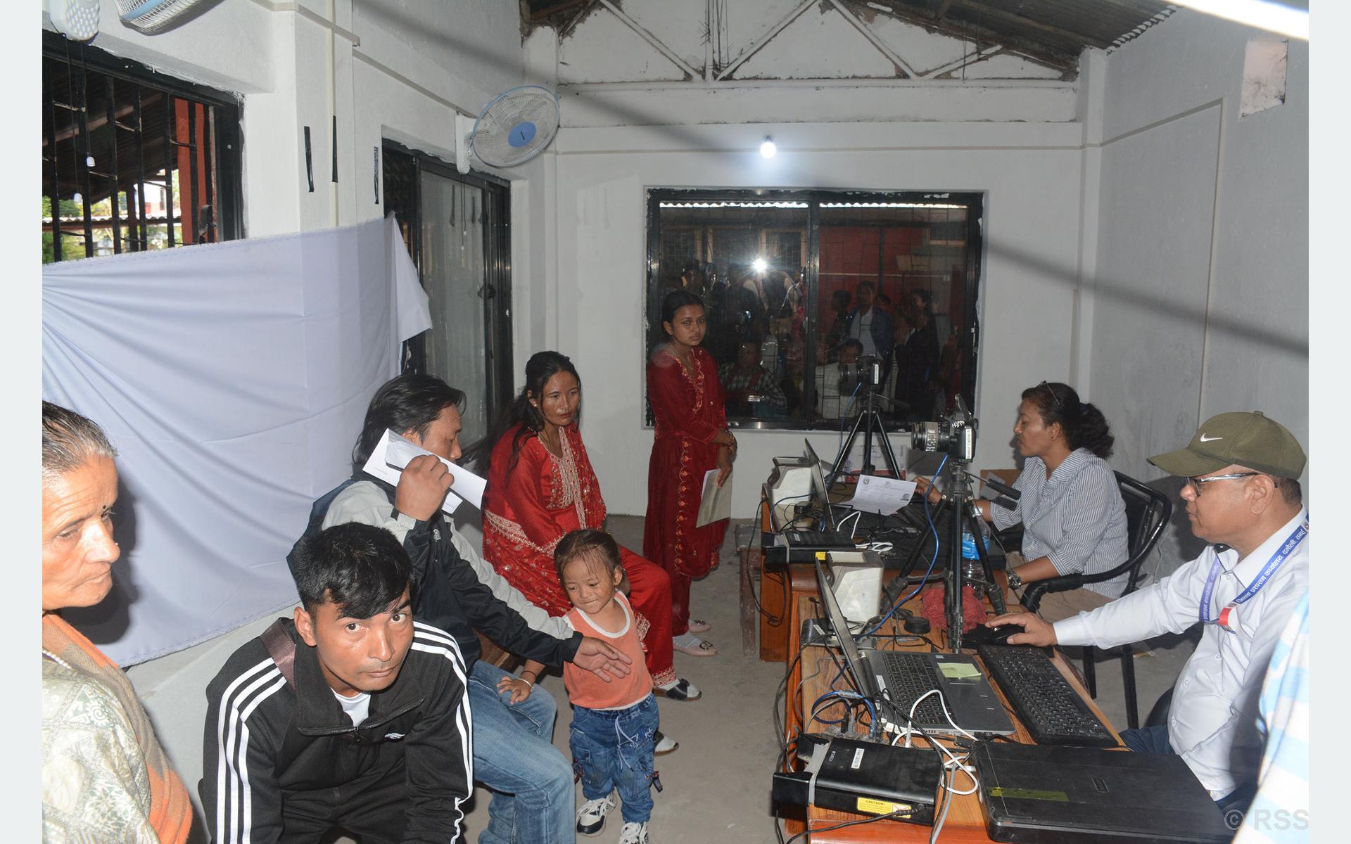 पालिकाबाट राष्ट्रिय परिचयपत्र वितरणहुँदा सेवाग्राहीलाई सहज