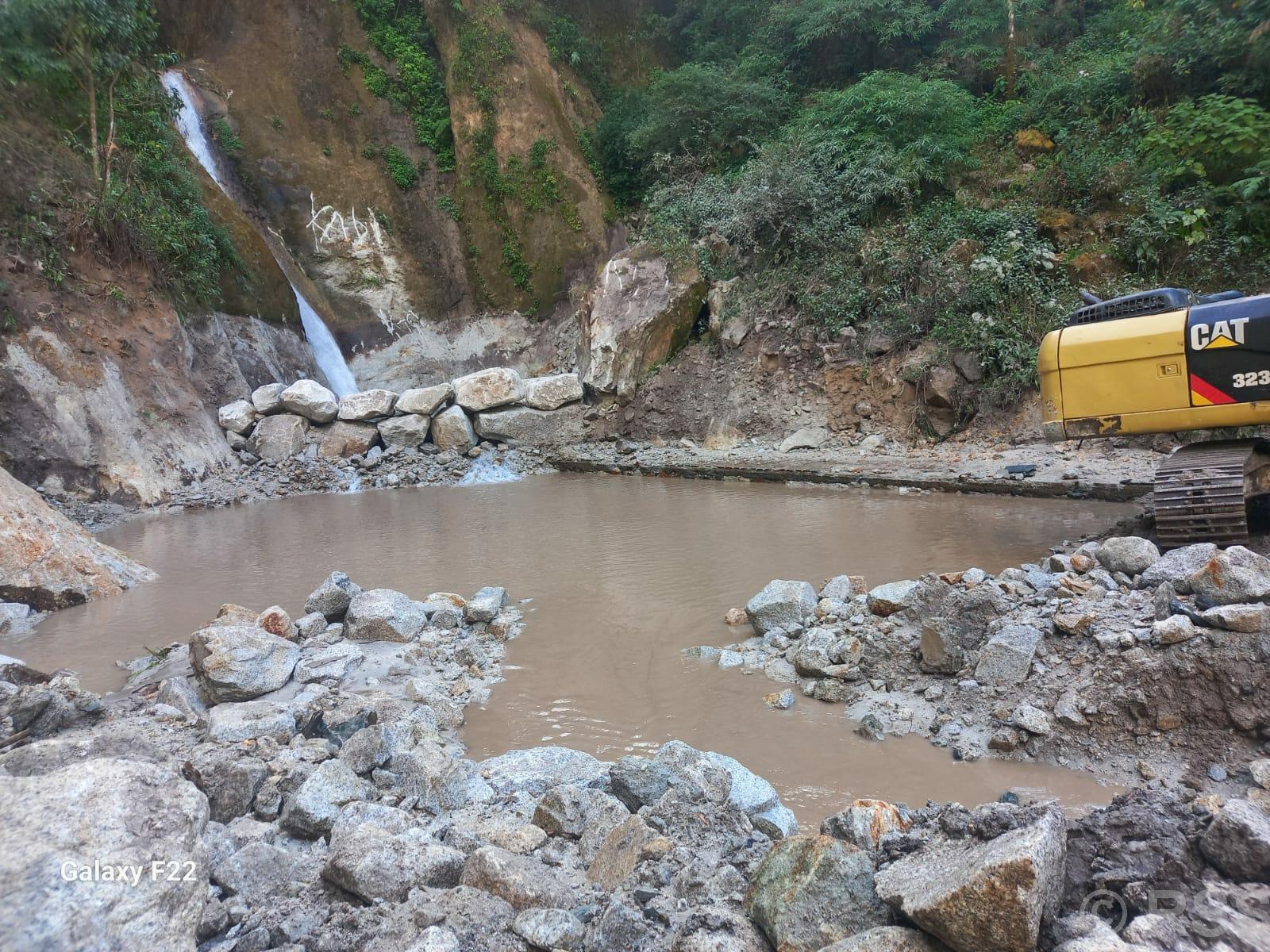 बाढीले क्षति पुर्याएको तीनतले झरनालाई पुरानै लयमा फर्काइँदै