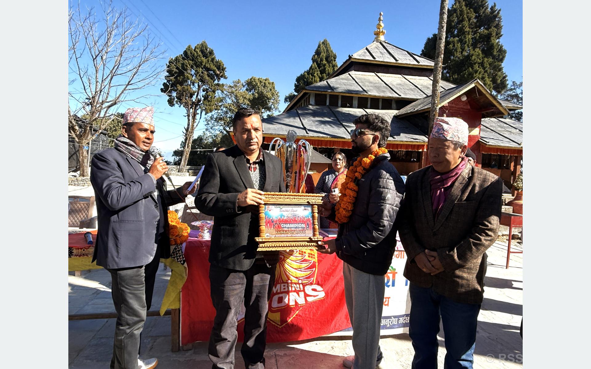 एनपीएल ट्रफीसहितको टोली सम्मानित