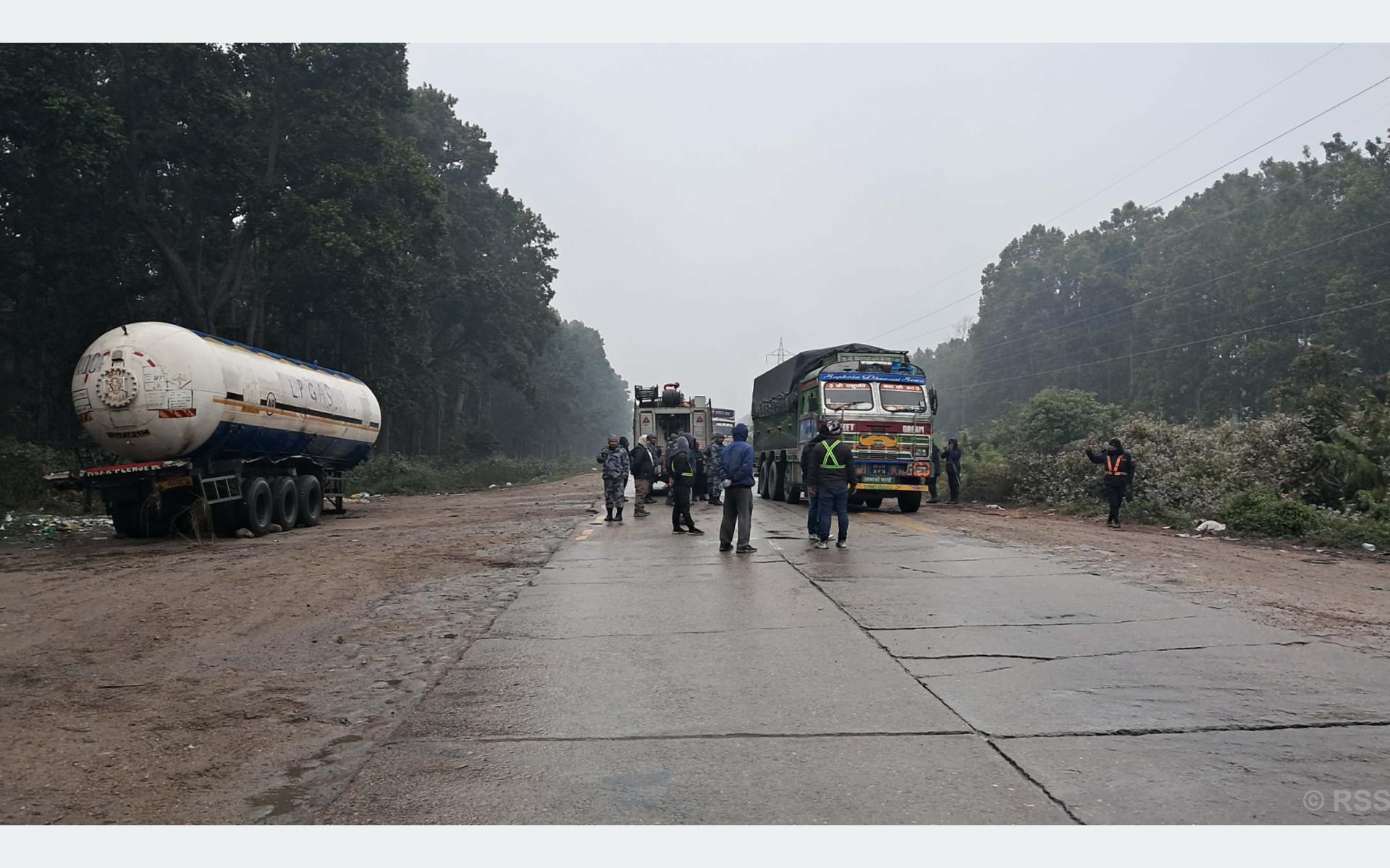 अवरुद्ध महेन्द्र राजमार्ग २४ घण्टापछि सञ्चालन