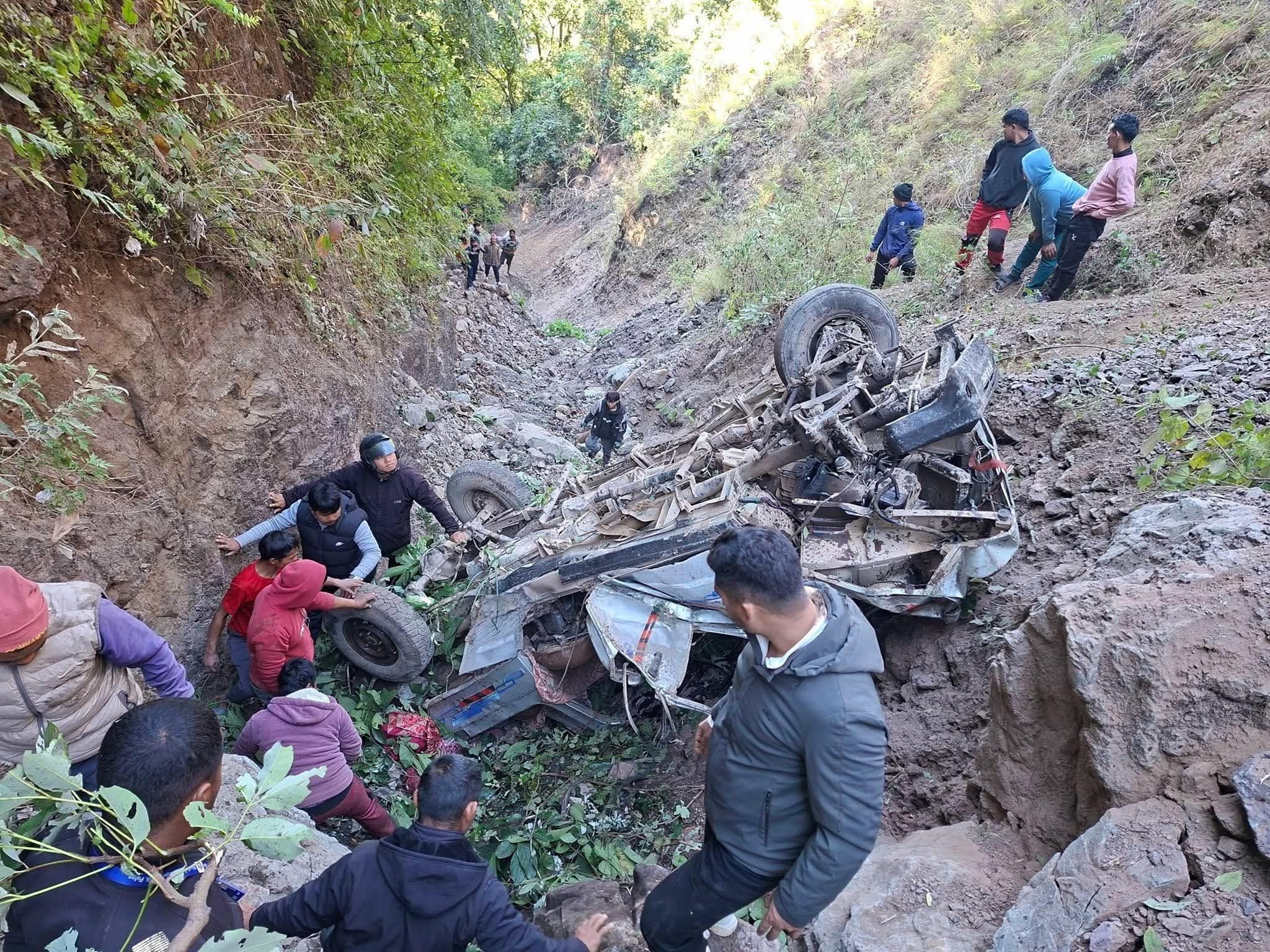 पाल्पामा रोकेर यात्रु ओराल्ने क्रममा जीप चिप्लेर भिरबाट खस्यो, ३ जनाको मृत्यु