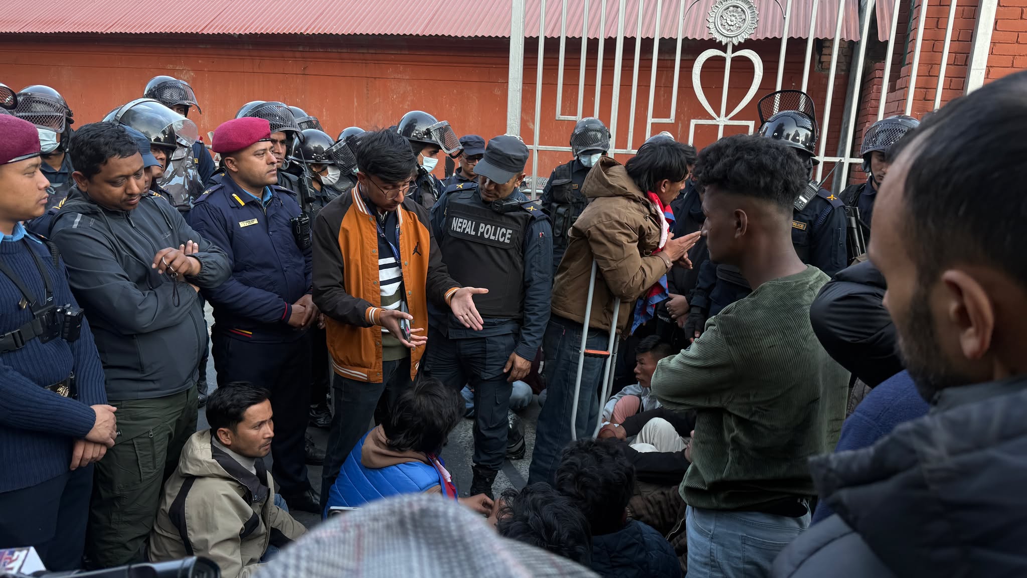 सिंहदरबार अगाडि घाइते जेन जीहरूको धर्ना (तस्बिरहरू)