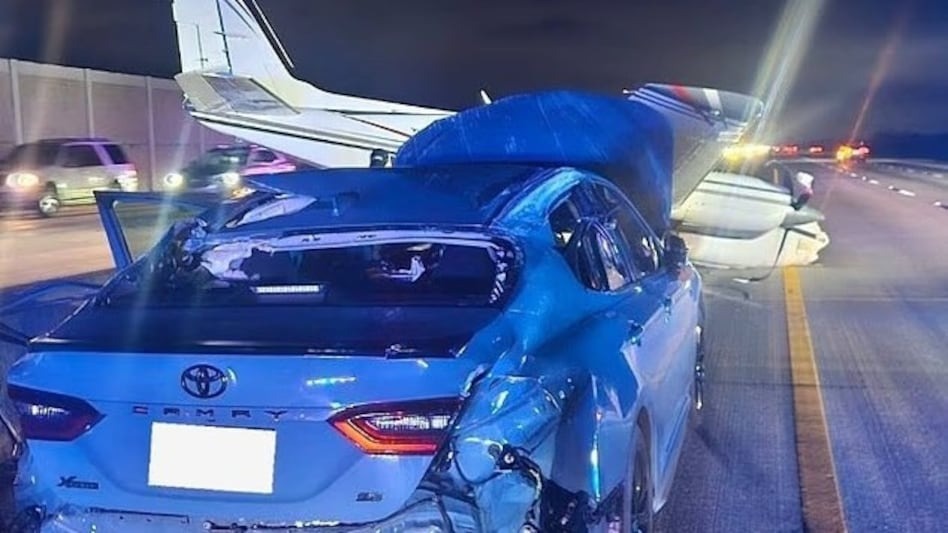 आकाशमा अनियन्त्रित विमान सडकमा अवतरण गर्दा गुडिरहेको गाडीसँग ठक्कर