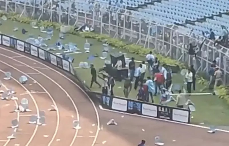 मेस्सीलाई हेर्न आएका फ्यानले कोलकाता रंगशालामा तोडफोड गरे