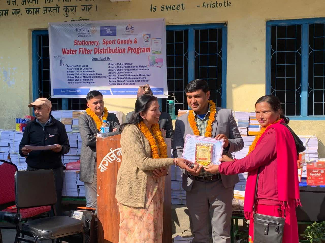 रोटरी क्लबहरूको संयुक्त पहल : तारकेश्वरका विद्यार्थीलाई सहयोग