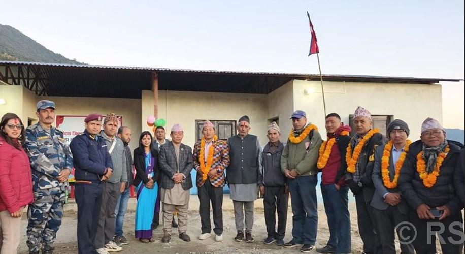 विद्यालयको जीर्ण भवनमा रहेको प्रहरीचौकी १४ वर्षपछि आफ्नै भवनमा