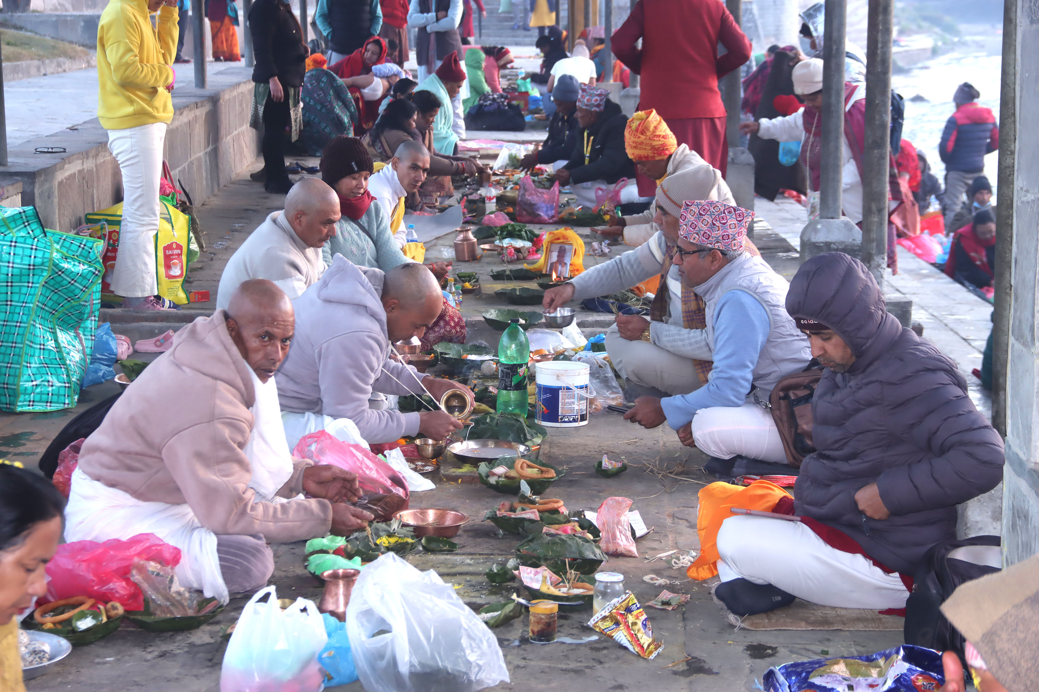 गोकर्णेश्वरमा श्राद्ध गर्न आएका भक्तजन (तस्बिर)