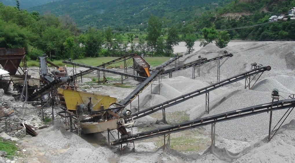 अरुण नदीमा रहेको अवैध क्रसर उद्योग सञ्चालनमा रोक