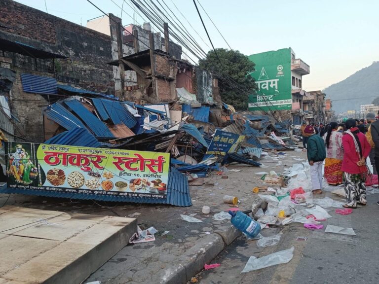 हेटौंडामा सडक विस्तार : ५३१ घर-टहरा एकैदिन भत्काइयो