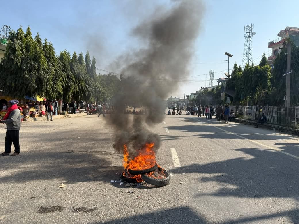 चन्द्रपुर सवारी दुर्घटना : मृतकका परिवारले टायर बालेर गरे प्रदर्शन