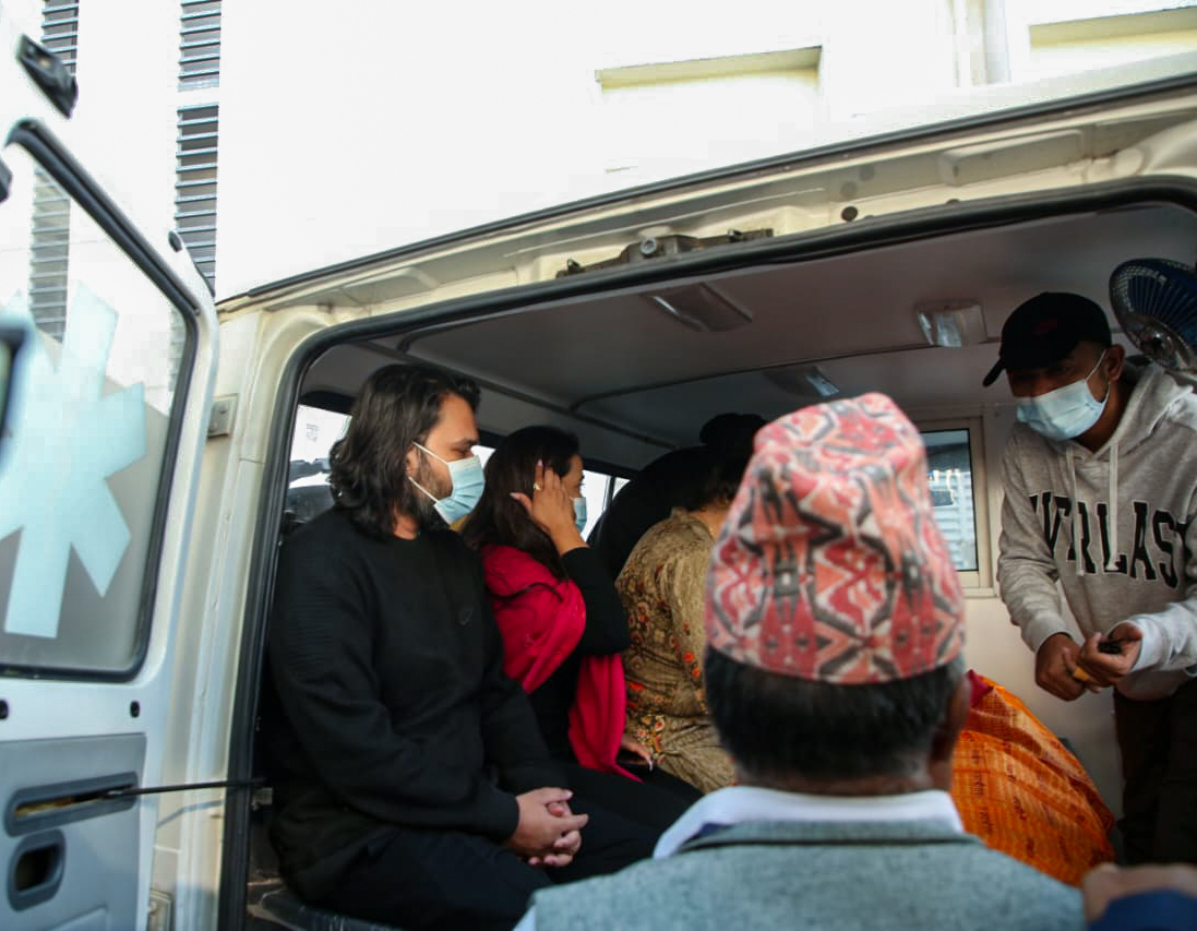 बालेन शाहका बुबाको पार्थिव शरिर अन्तिम श्रद्धाञ्जलीका लागि लगियो पशुपति (तस्बिरहरू)