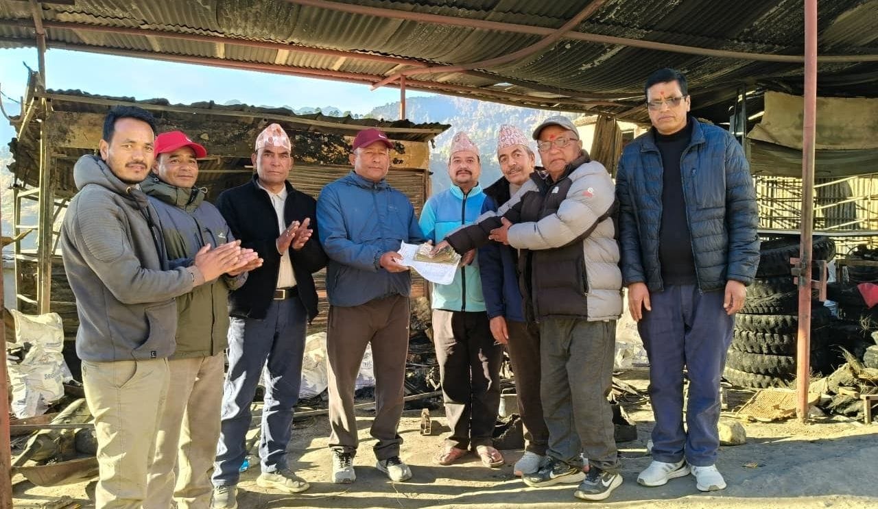 आगलागी पीडित थापालाई उद्योग वाणिज्य संघ बाजुराद्वारा आर्थिक सहयोग