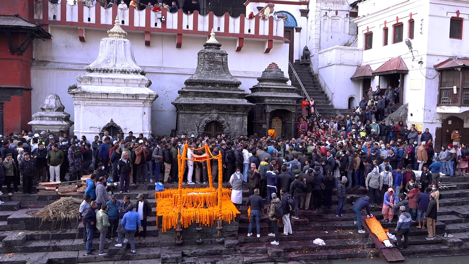 बालेनका बुबा रामनारायणको अन्त्येष्टि, श्रद्धाञ्जलीका लागि उच्च अधिकारीहरु आर्यघाटमा