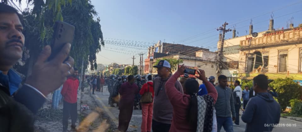 सडक विस्तार गर्न हेटौंडामा बिहानैदेखि डोजर