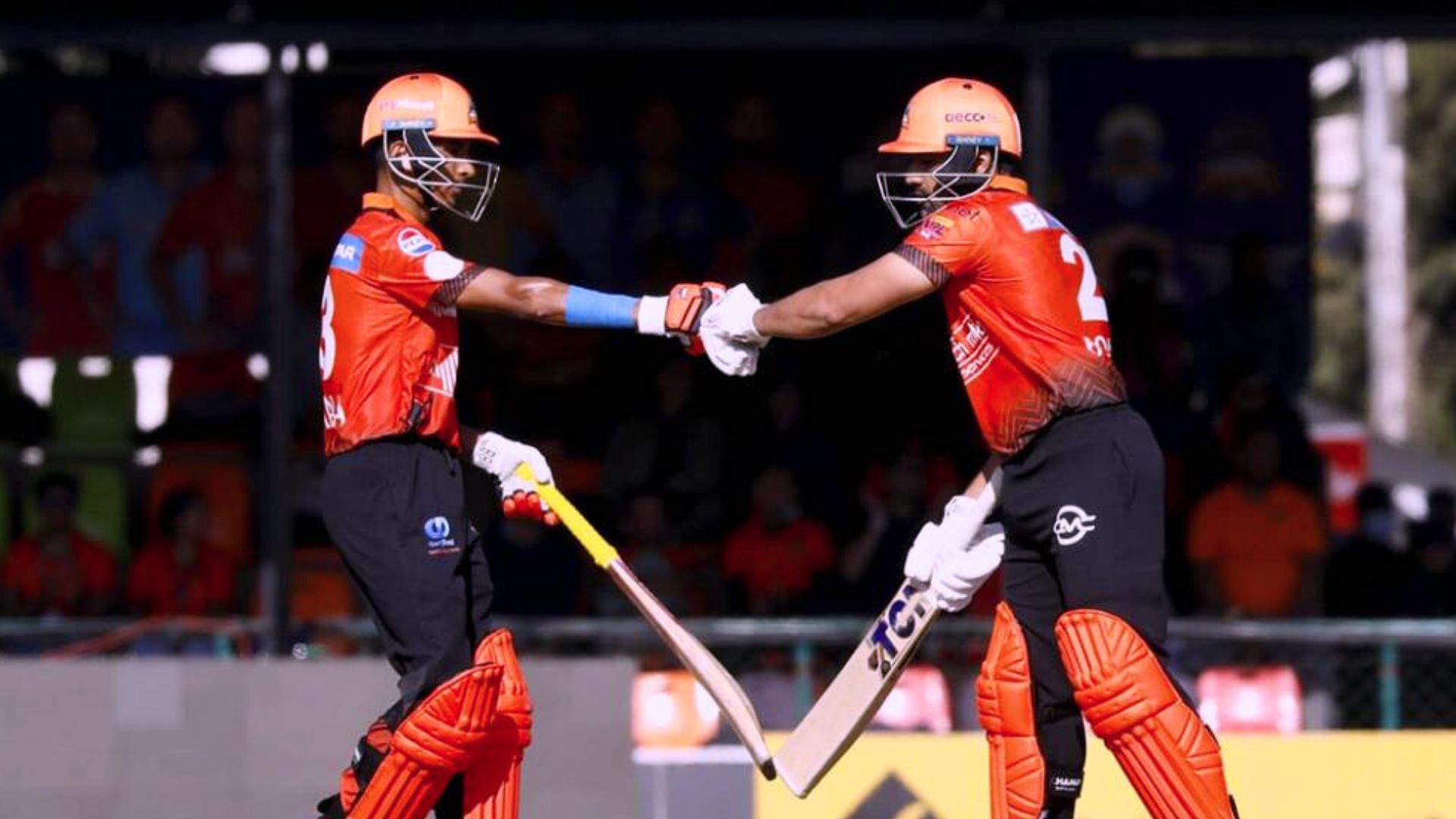 चितवन राईनोजद्वारा पोखरा एभेन्जर्सलाई दियो १२१ रनको लक्ष्य