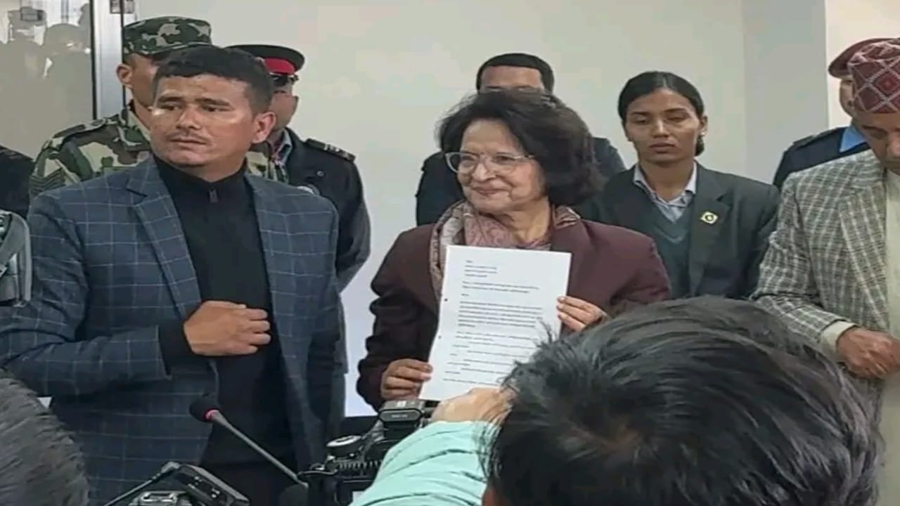 बाजुराको स्वास्थ्य समस्या सुधारको माग राख्दै हेमराज थापाले मन्त्री शर्मालाई बुझाए ज्ञापन